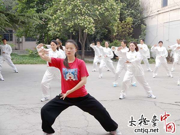 常明月为孟州市房管局培训太极拳