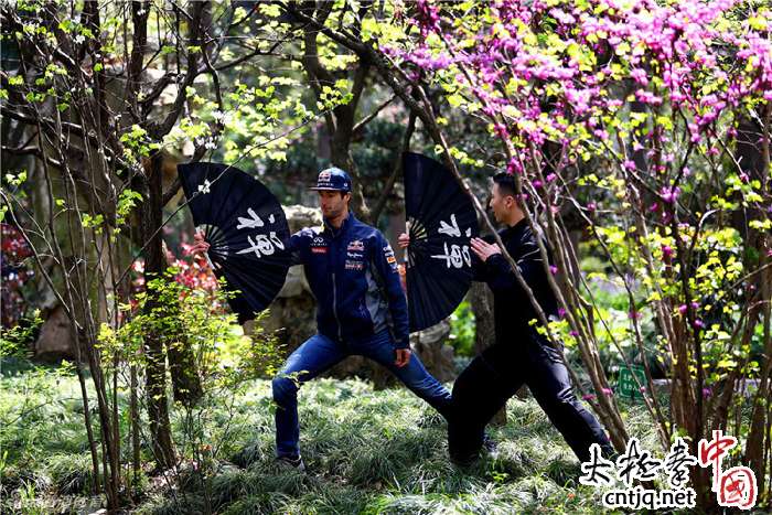 里卡多与太极拳师打太极有模有样