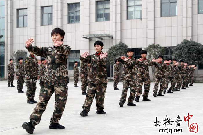 强体魄静心气！河南武警男女官兵拜师打太极